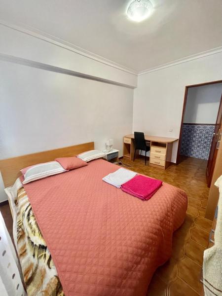 写真にはLaranjeiro市にあるQuarto de Casal Acolhedorが写っています。