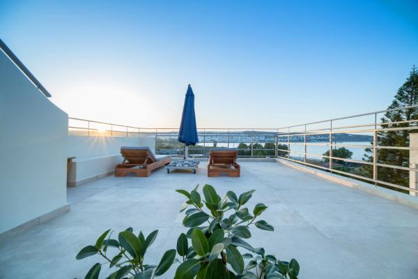 A la foto es mostra l'objecte Sophia's Owl Flew Away Maisonette situat a la ciutat de Sitia.