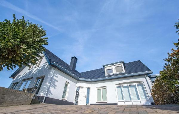 Na zdjęciu widoczny jest obiekt Het Rivierhuis położony w mieście Ingen.