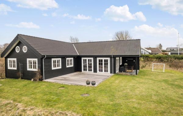 写真にはRis市にあるGorgeous Home In Fårevejle With Kitchenが写っています。