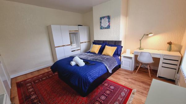 Bright sunny, double bed with garden, TV and Wi-Fi, Leeds