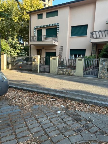 På billedet ses objektet Villetta centro Imola 4 persone in matrimoniale, una piazza e mezzo e un singolo con parcheggio privato gratuito beliggende i byen Imola.