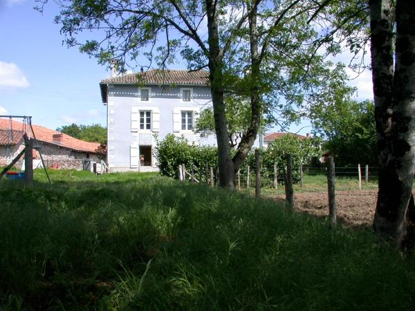 Na zdjęciu widoczny jest obiekt La Maison Bleue położony w mieście Suris.