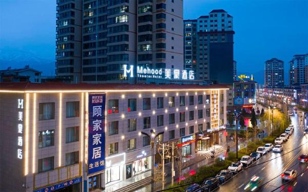 The photo shows the Mehood Hotel Minhe Chuanyuan located in the city of Minhe.