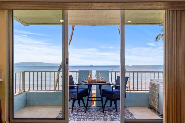 På billedet ses objektet Nani Kai Hale 209- Remodeled prime oceanfront 1 bedroom Kihei gem beliggende i byen Kihei.