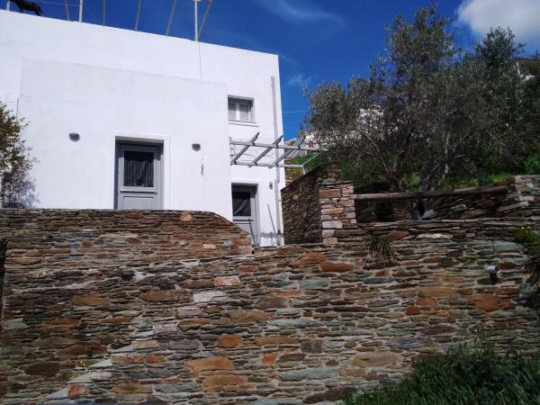 Στη φωτογραφία φαίνεται το αντικείμενο Ανδρος Αρκουδα που βρίσκεται στην πόλη Vrakhnós.