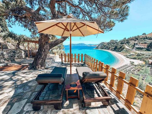Na zdjęciu widoczny jest obiekt Castaway's View Villa położony w mieście Avlákia.