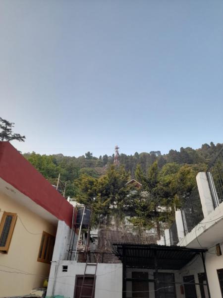 På billedet ses objektet Khannas homestay beliggende i byen Nainital.