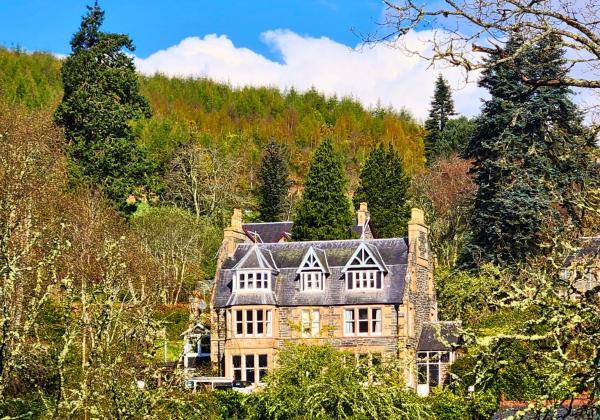 A la foto es mostra l'objecte The Retreat Hotel situat a la ciutat de Strathpeffer.