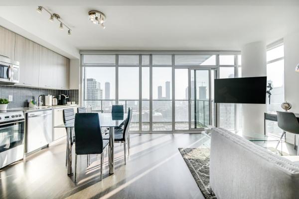 Na fotografii je vidět objekt Epic 2BR Condo with Panoramic CN Tower & City View nacházející se ve městě Toronto.