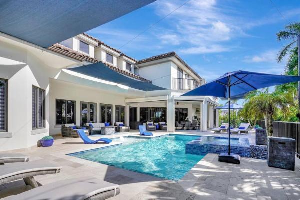 Na zdjęciu widoczny jest obiekt Naples Luxury Estate Near Beaches & 5th Avenue położony w mieście Naples.