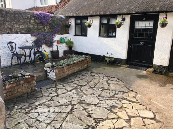 A la foto es mostra l'objecte Angel Cottage situat a la ciutat de Otterhampton.