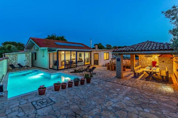Villa Vrcevan Modernes Haus Mit Pool - Ližnjan