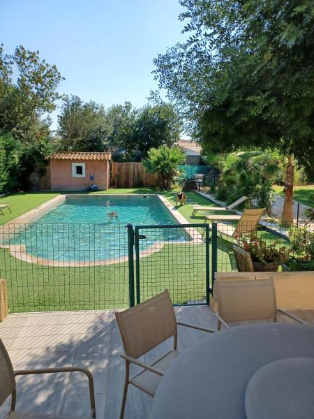 Auf dem Foto ist das Objekt propriété avec piscine sur 1800m2 parking privé privatif 3 chambres dont 2 parental pas de vis à vis clim jeux enfants in der Stadt Sérignan zu sehen.