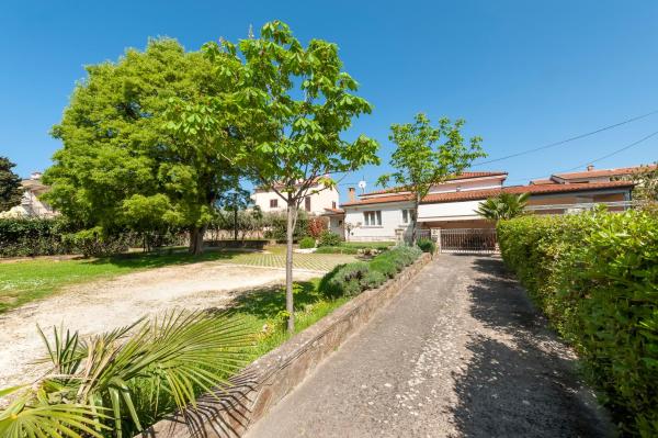 A la foto es mostra l'objecte Holiday Home Istarska, private garden and hot tub situat a la ciutat de Rovinj.