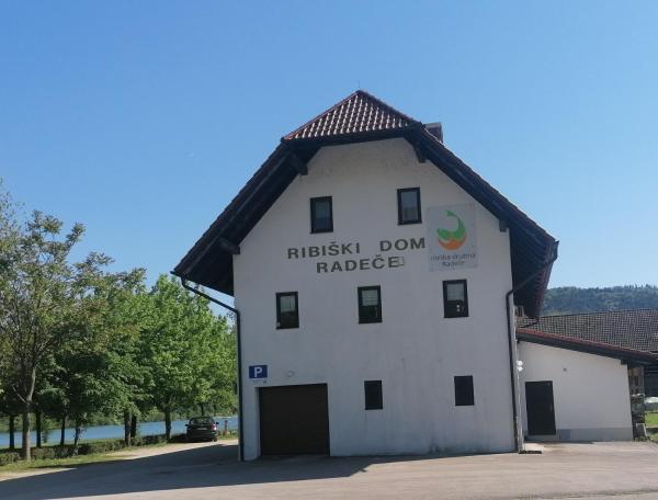 En la foto se muestra el objeto Ribiški dom Radeče ubicado en la ciudad de Šentjanž.