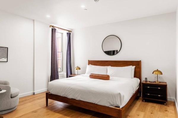 A la foto es mostra l'objecte King Bed, Historic DTWN Hotel, Coffee Shop, Room # 202 situat a la ciutat de Bangor.