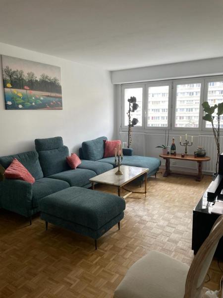 På billedet ses objektet 6p flat 12mn metro to St Lazare Paris city center beliggende i byen Colombes.