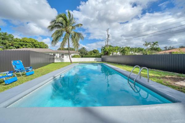 På billedet ses objektet Biscayne Park 2 1 - Renovated Duplex w Pool beliggende i byen Biscayne Park.