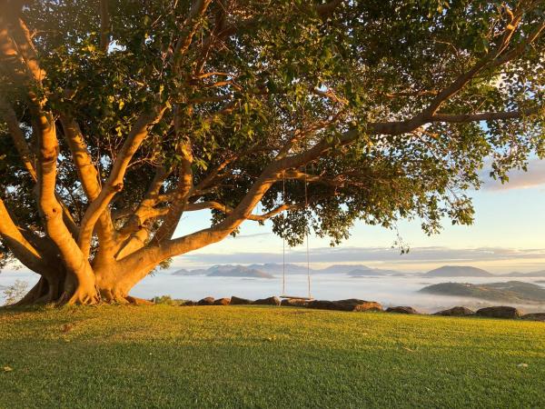 The photo shows the The Lookout Chalet luxury getaway retreat located in the city of Barmoya.