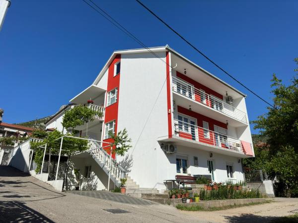 写真にはモスタル市にあるNuni apartmentsが写っています。