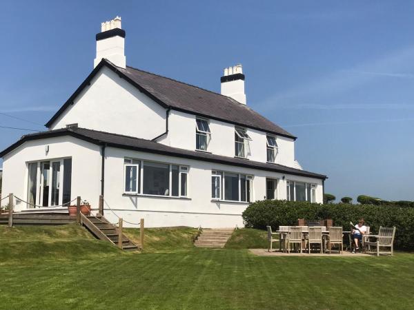 Na fotografii je vidět objekt Spacious seaside family house in Aberdaron with large garden and stunning sea views nacházející se ve městě Aberdaron.