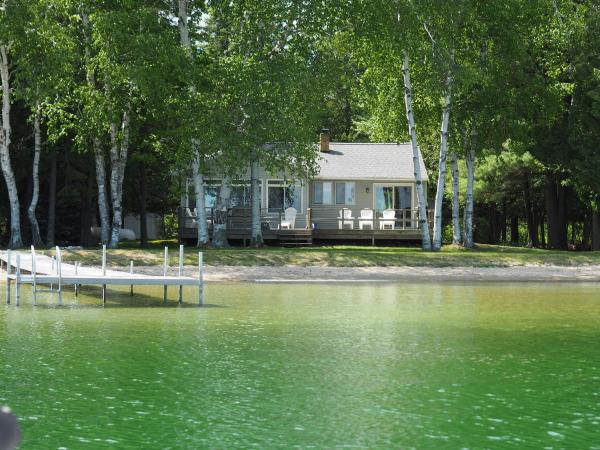 Na fotografii je vidět objekt Birch Cove Bungalow - Gorgeous Lakefront! nacházející se ve městě Honor.