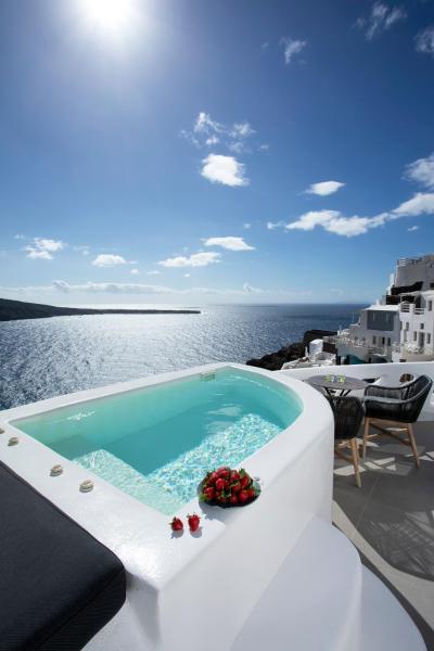 På billedet ses objektet ArmonOia Luxury Caves beliggende i byen Oia.