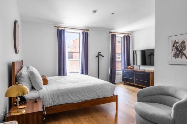 A la foto es mostra l'objecte King Bed, Fiber Internet, Heart of Bangor, 50 Roku TV, Room # 208 situat a la ciutat de Bangor.