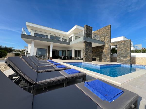 A la foto es mostra l'objecte Luxury Modern Style Villa with Private Pool situat a la ciutat de Pêra.