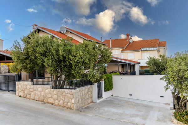 Na zdjęciu widoczny jest obiekt Holiday house with a swimming pool Pakostane, Biograd - 22480 położony w mieście Pakoštane.