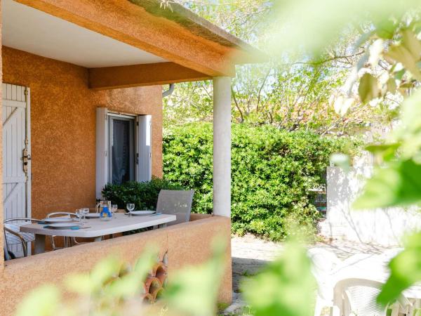 A la foto es mostra l'objecte Maison de vacances à 300m de la plage avec 3 chambres, parking privé et jardin équipé - FR-1-409-267 situat a la ciutat de Fleury.