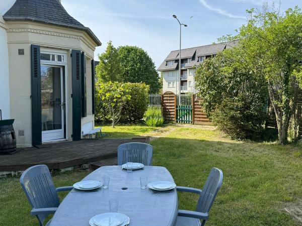 Nella foto è visibile l'oggetto Grand 3P avec Jardin, Proche Centre, Calme – Cabourg - FR-1-487-367 situato nella città di Cabourg.