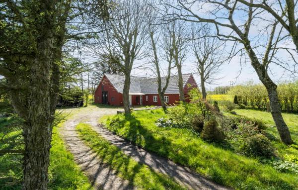 På billedet ses objektet Stunning Home In Ringkøbing With Wifi beliggende i byen Karsbæk.