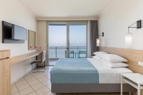 Na fotografii je vidět objekt Zefyros Sea View Hotel nacházející se ve městě Platamonas.
