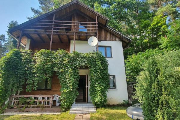 Na zdjęciu widoczny jest obiekt Cały dom Bezpośrednio nad jeziorem położony w mieście Dluzki.