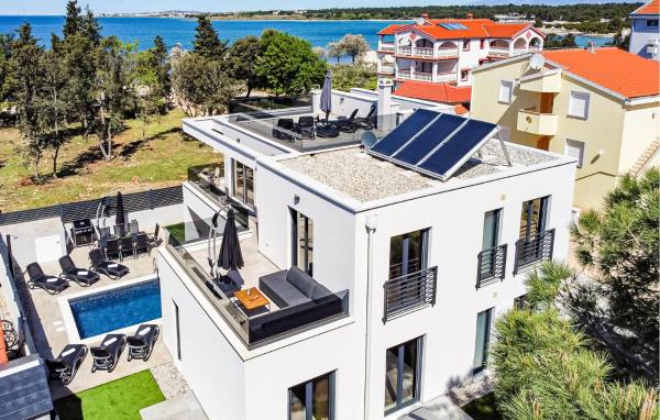 På billedet ses objektet 5 Bedroom Beautiful Home In Zaton beliggende i byen Zaton.