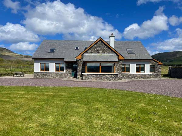 The photo shows the Reenconnell Dingle located in the city of Dingle.