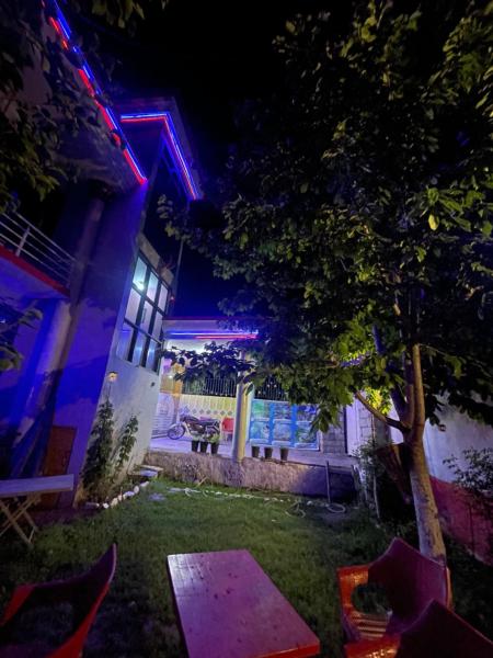 A la foto es mostra l'objecte Hotel Golden Eyes & Restaurant situat a la ciutat de Kuru.