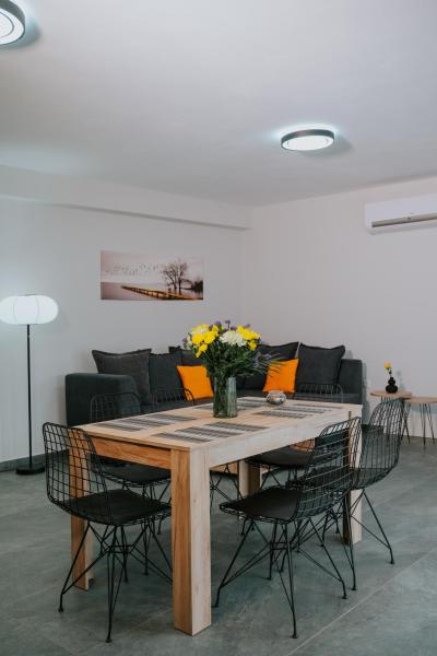 A la foto es mostra l'objecte Pamvotis Urban Suites situat a la ciutat de Ioànnina.