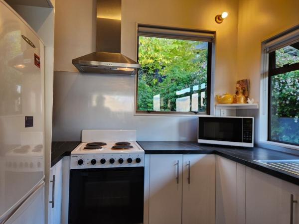 Foto 5: Devine Hideaway - Family Rustic Kiwi Bach - Beautiful Lake Views