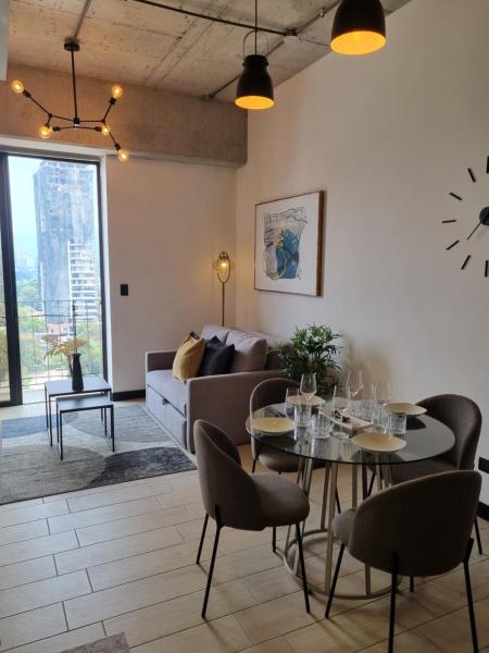 Apartamento de 2 Domitorios, Zona 10, Parqueo, Gym, Piscina, Guatemala