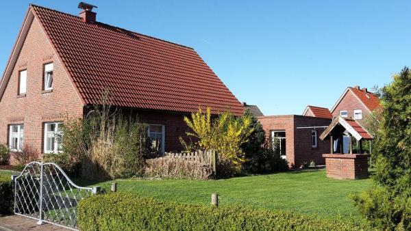 A la foto es mostra l'objecte Freistehendes Haus mit großem, eingezäunten Garten, Sauna, Kamin situat a la ciutat de Grimersumer-Altedeich.