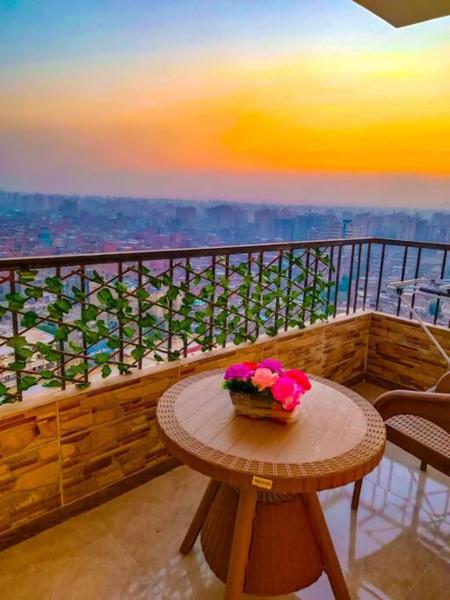Nella foto è visibile l'oggetto شقة فندقية ترى النيل والاهرامات 1 situato nella città di Il Cairo.