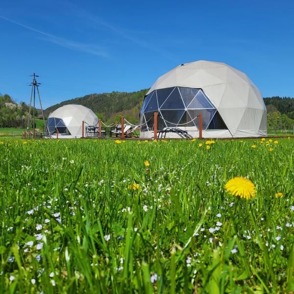 Na zdjęciu widoczny jest obiekt Glamping nad Sanem położony w mieście Krzemienna.