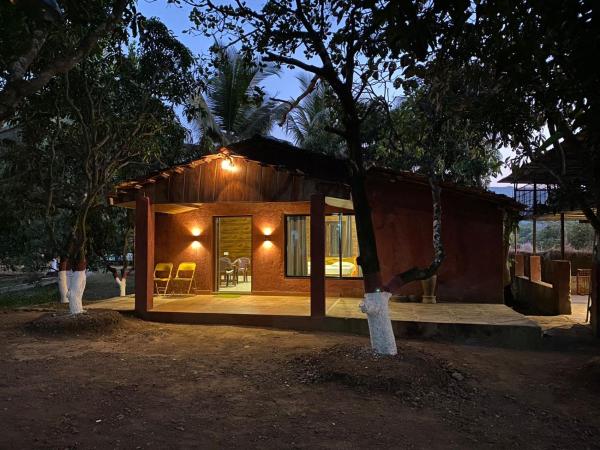 The photo shows the The Mango Woods Cottage with Bathtub in Alibag with Swimming Pool located in the city of Nāgothana.
