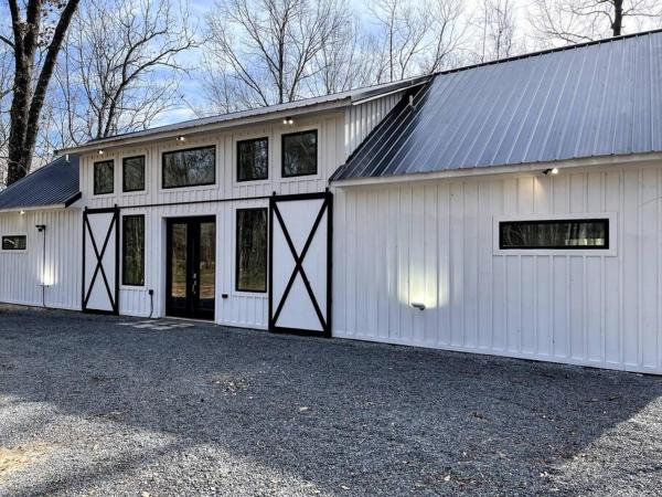 På bildet vises objektet The Brand New - The Luxe Cabin sleeps 12! som ligger i byen Broken Bow.