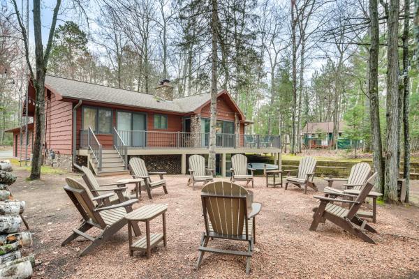 A la foto es mostra l'objecte Waterfront Eagle River Lake Home with Boat Dock situat a la ciutat de Eagle River.