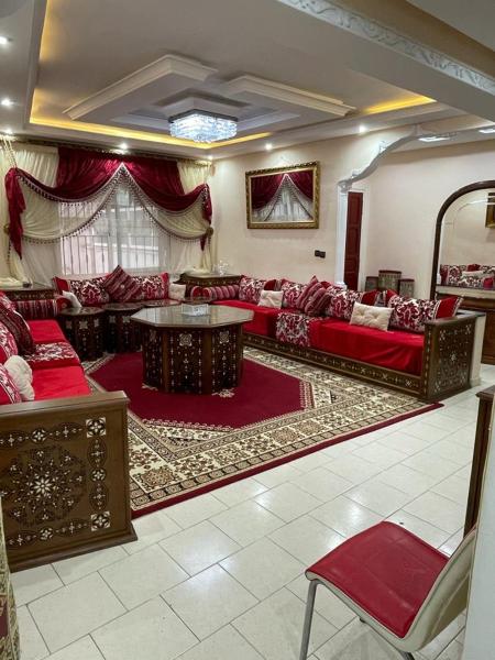 照片显示了位于Charf市的شقة في وسط المدينة هادئة ومناسبة للعائلات物件。