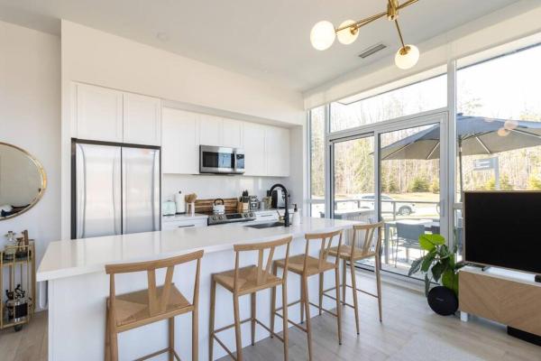 A la foto es mostra l'objecte Chic 2BR with Patio - Pool - Hot Tub - BBQ - Friday Harbour situat a la ciutat de Innisfil.